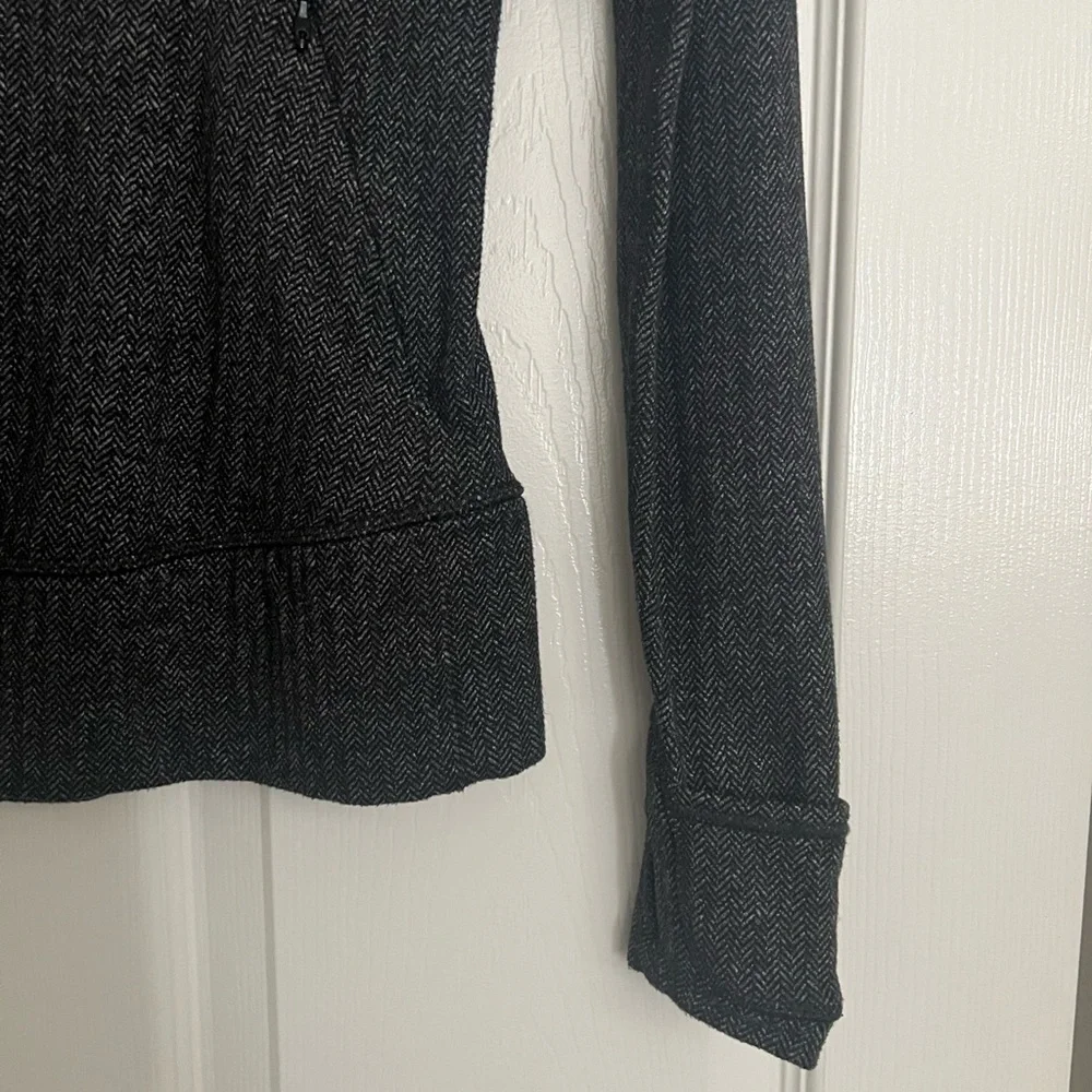 Lululemon Think Fast Pullover
Heathered Herringbone Heathered Black - Picture 9 of 9